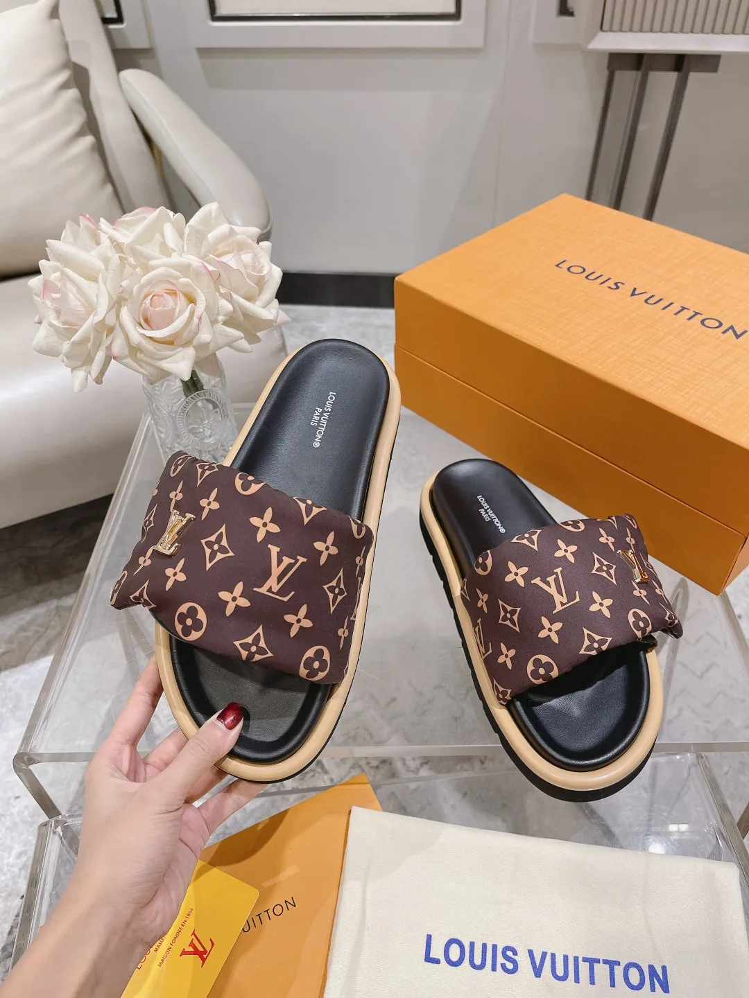 👟👟Ex-factory price 360👟👟 Lvjia brand | ²⁰²5 𝐬𝐬 💛2025 spring and summer latest popular Velcro series...Couple style thick-soled slippers, new rare products at the purchasing level💫 🍒This style is the favorite of celebrities🌟big internet celebrities. A simple and elegant sandal. A good style that you can't take your eyes off at a glance! The thick sole has the effect of increasing the height of the feet. It has the function of elongating the legs immediately. It is exquisite and low-key luxury✔️ No matter it is paired with skirts or trousers, it is super aura🛍 ━━━━━ ЅᏇєєt ━━━━━ ▪️Upper: LV old floral fabric ▪️Outsole: original molded outsole ▪️Shoe size: 35-45